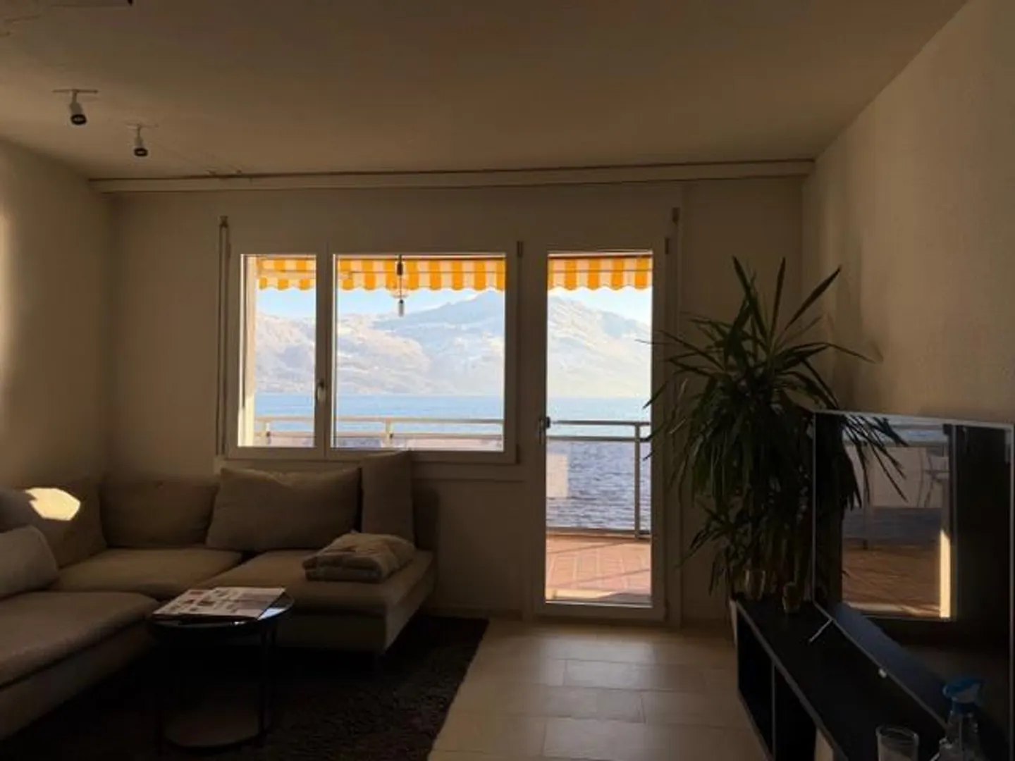 Appartement lumineux de 2,5 pièces avec accès direct au lac, balcon et vue sur le lac - Photo 2 sur 6