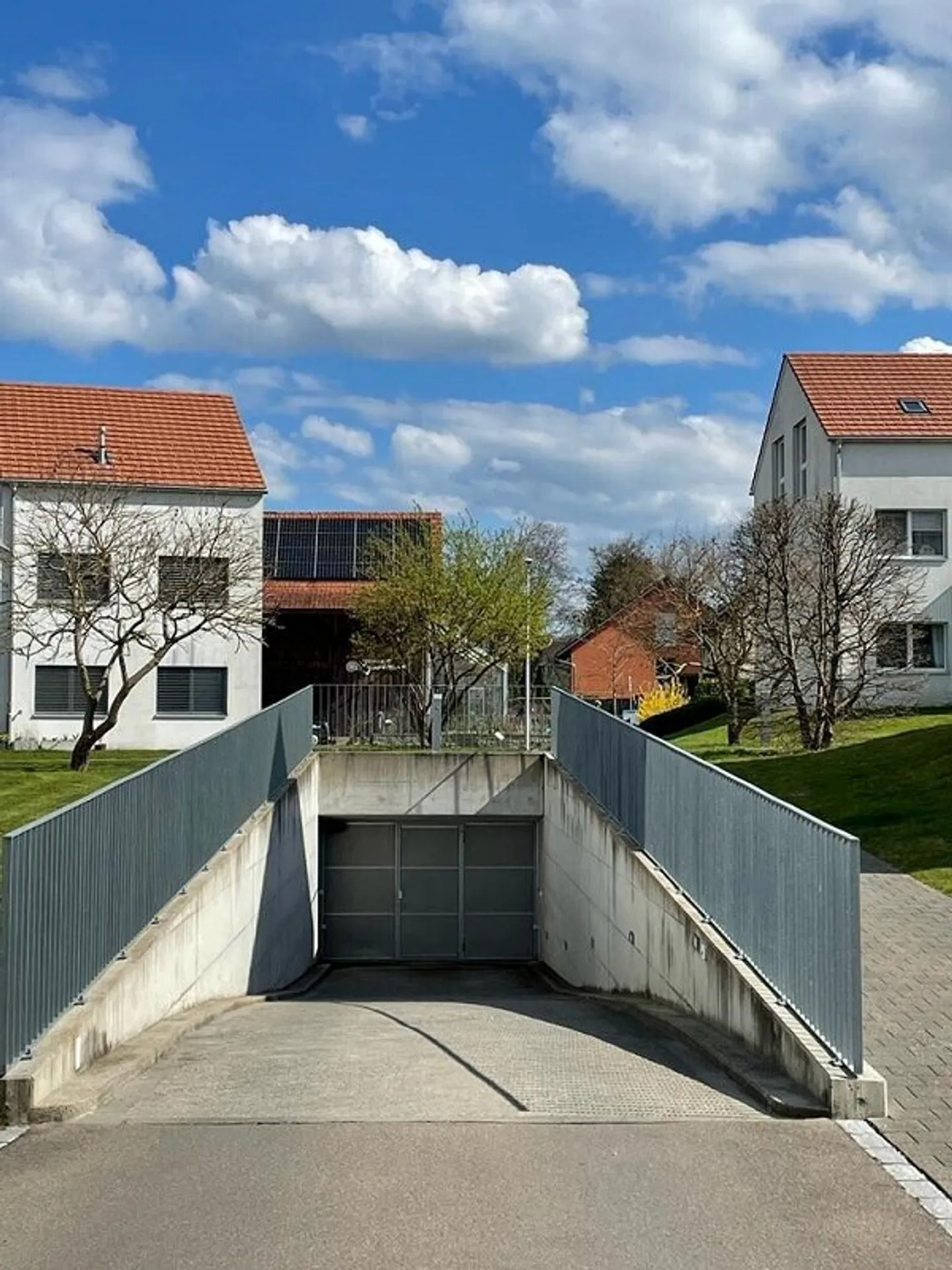 Sicherer Parkplatz in Tiefgarage - Foto 1 von 3