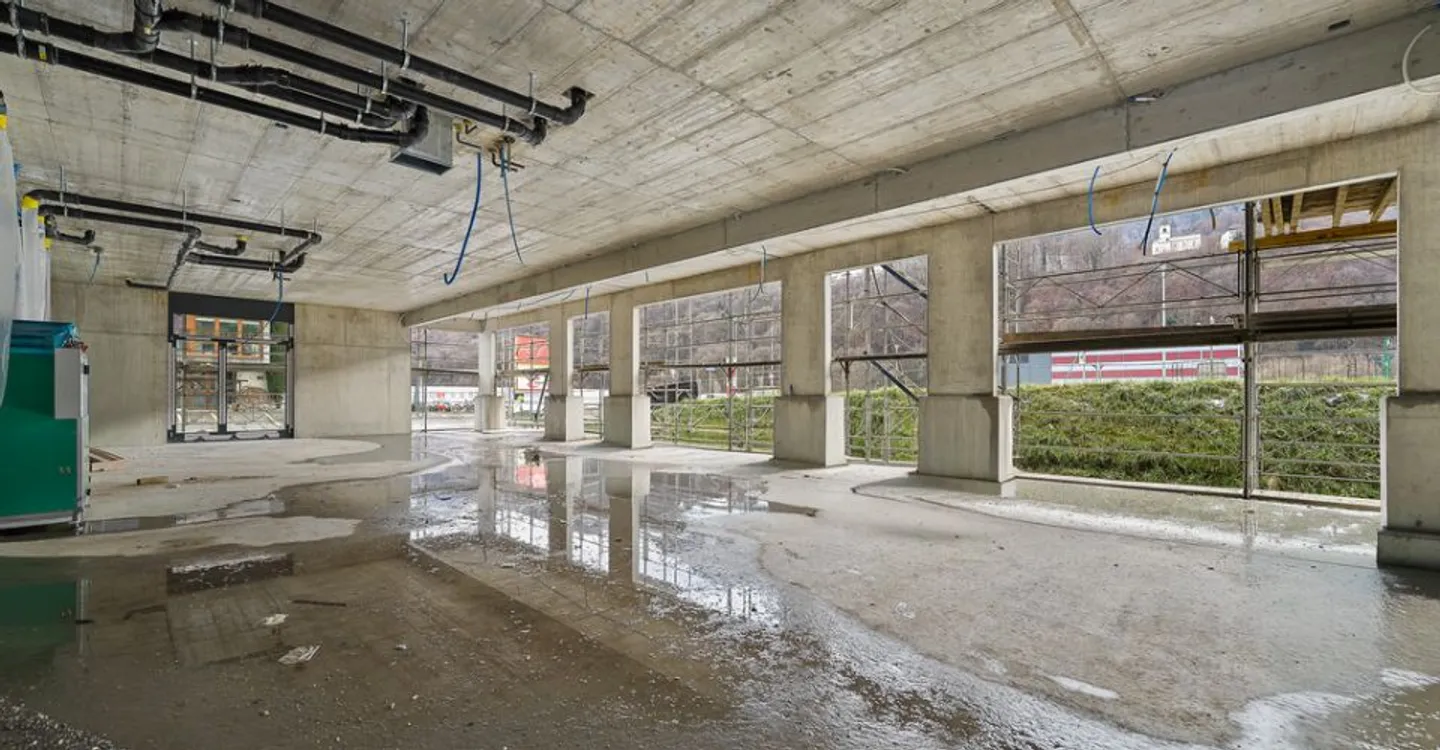 Mixed-use building for rent - Photo 3 of 13