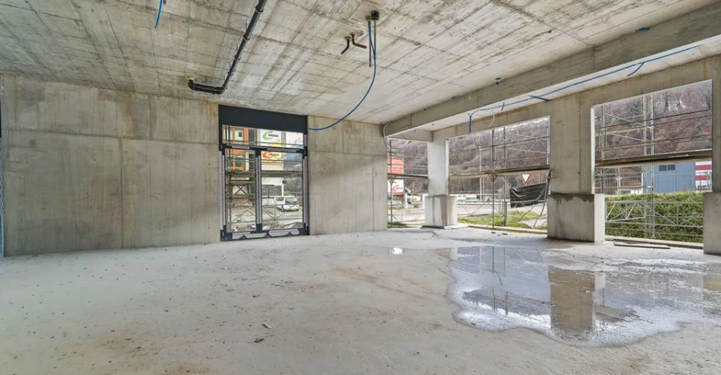 Mixed-use building for rent - Photo 12 of 13