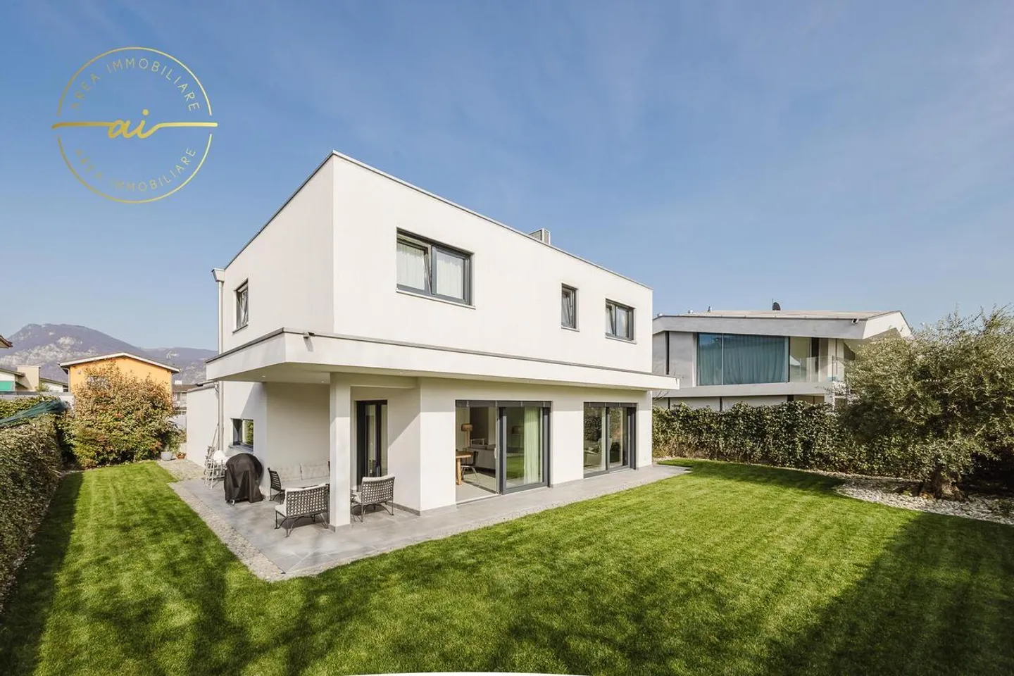 MODERN SINGLE-FAMILY VILLA WITH GARDEN - Photo 1 of 13