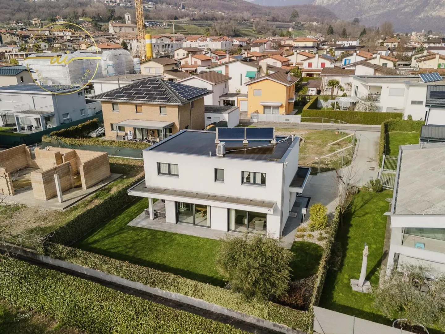 MODERN SINGLE-FAMILY VILLA WITH GARDEN - Photo 3 of 13