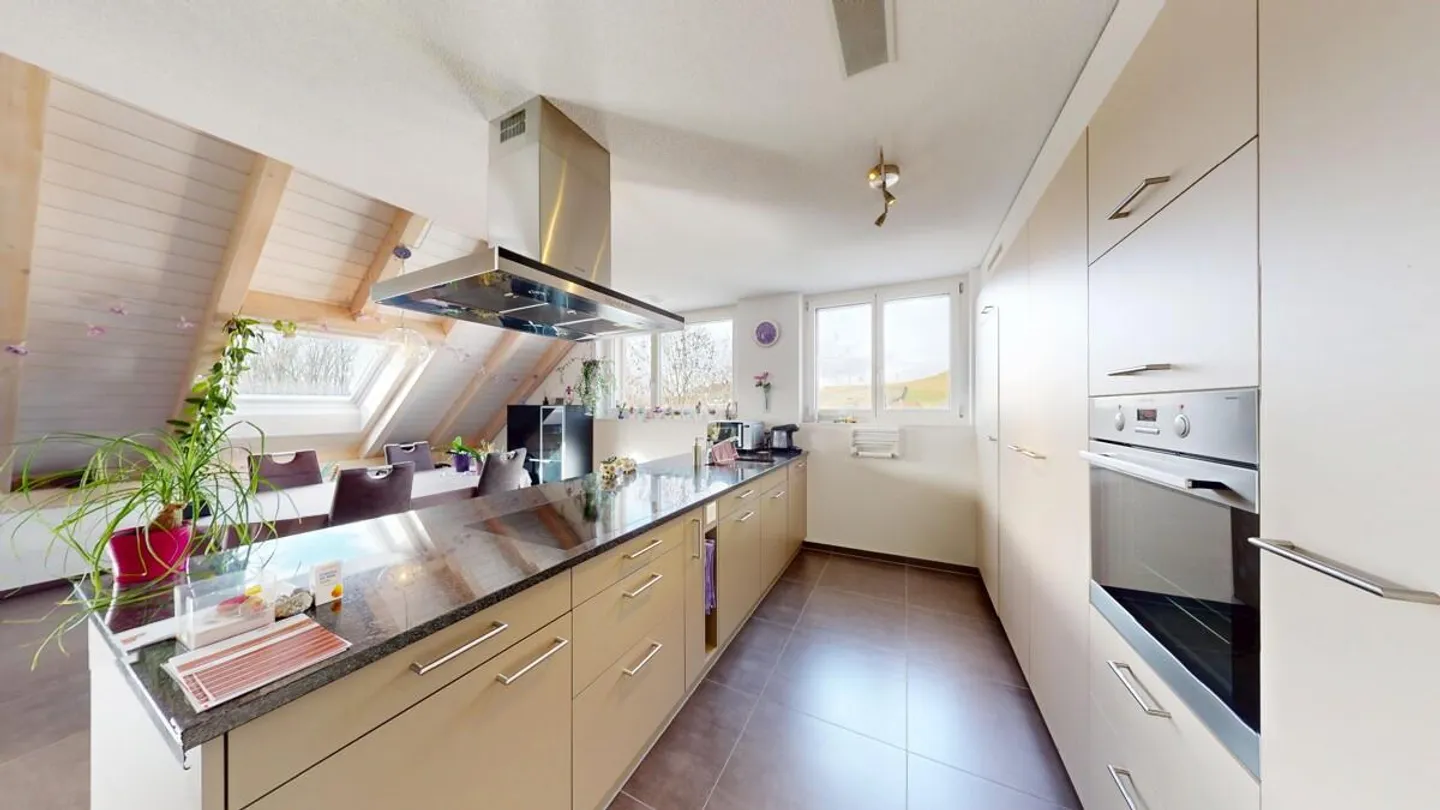 Appartement en penthouse de 5,5 pièces avec espace de grenier aménagé dans la commune de Münsingen - Photo 1 sur 13