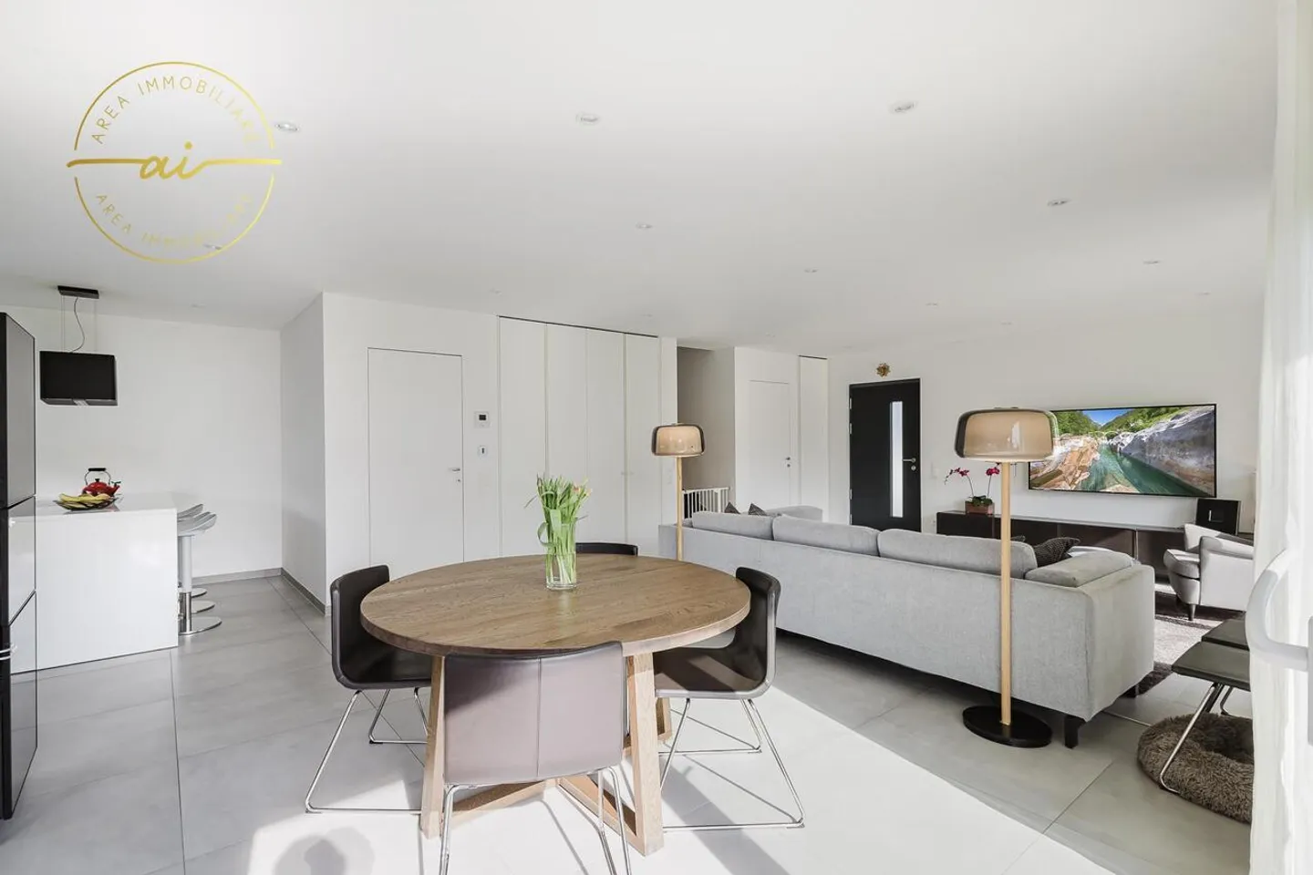 MODERN SINGLE-FAMILY VILLA WITH GARDEN - Photo 5 of 13