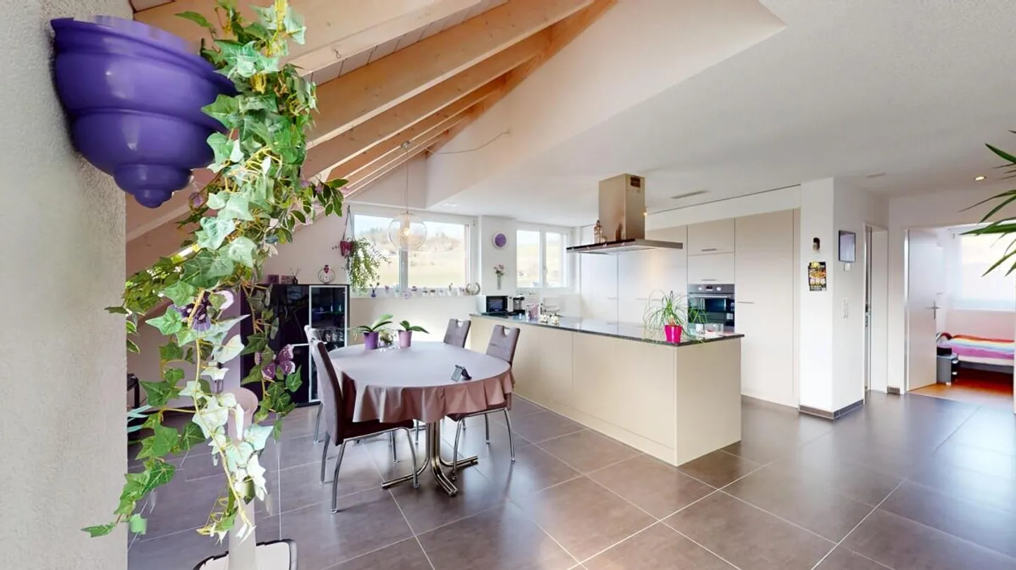 Appartement en penthouse de 5,5 pièces avec espace de grenier aménagé dans la commune de Münsingen - Photo 4 sur 13