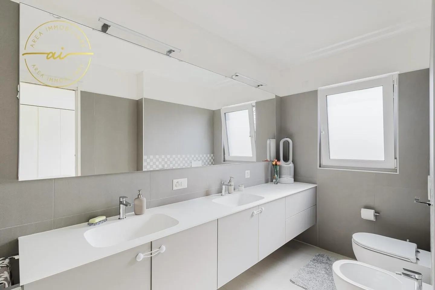 MODERN SINGLE-FAMILY VILLA WITH GARDEN - Photo 11 of 13