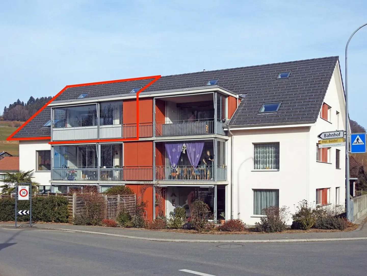 Appartement en penthouse de 5,5 pièces avec espace de grenier aménagé dans la commune de Münsingen - Photo 3 sur 13