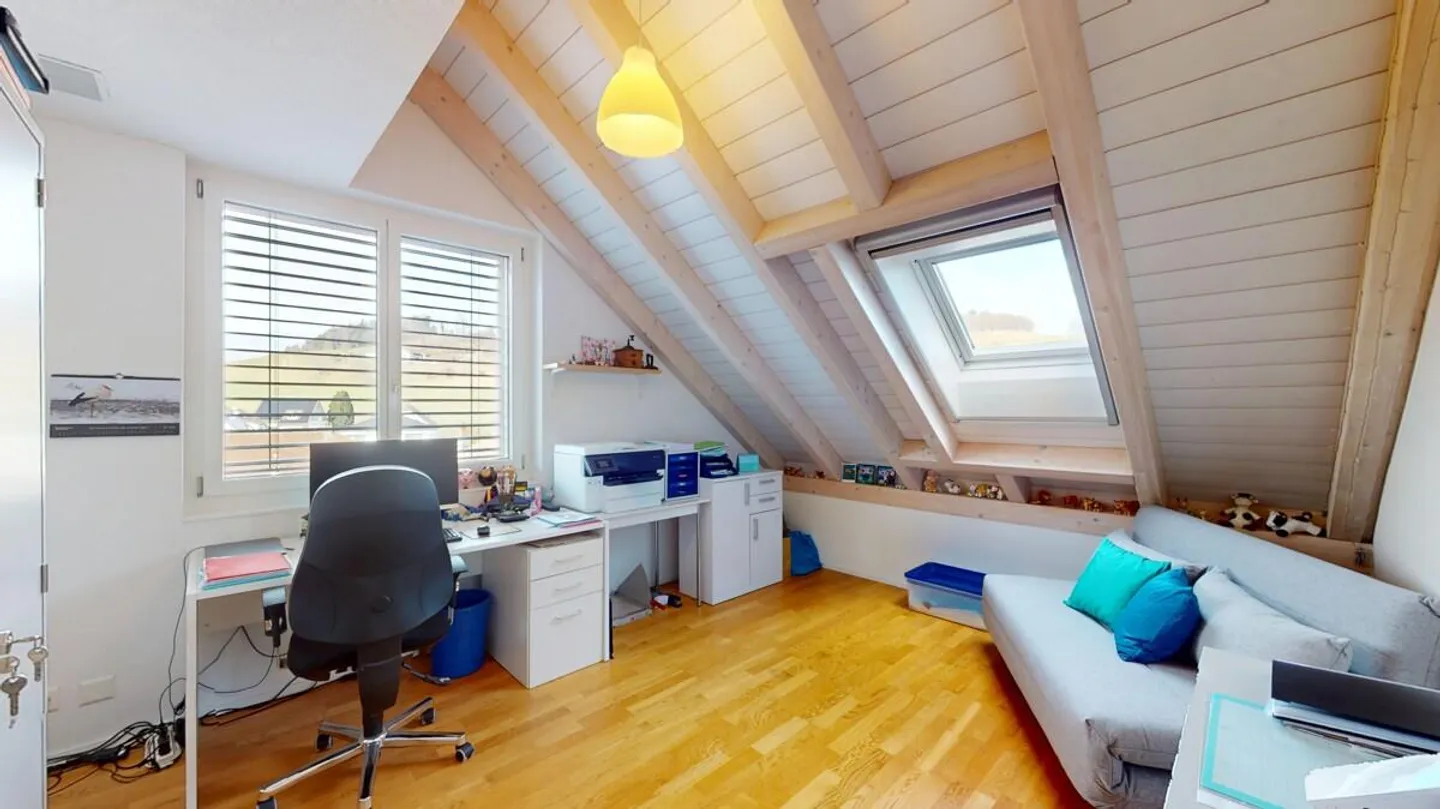 Appartement en penthouse de 5,5 pièces avec espace de grenier aménagé dans la commune de Münsingen - Photo 6 sur 13