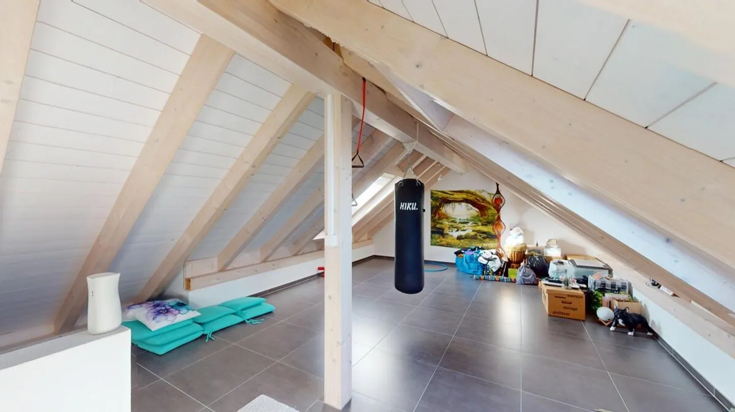 Appartement en penthouse de 5,5 pièces avec espace de grenier aménagé dans la commune de Münsingen - Photo 9 sur 13
