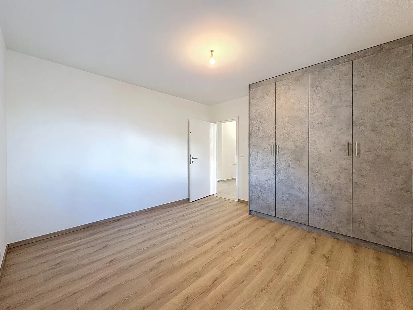 Ampio appartamento di 3,5 stanze con terrazza e giardino - Foto 9 di 12