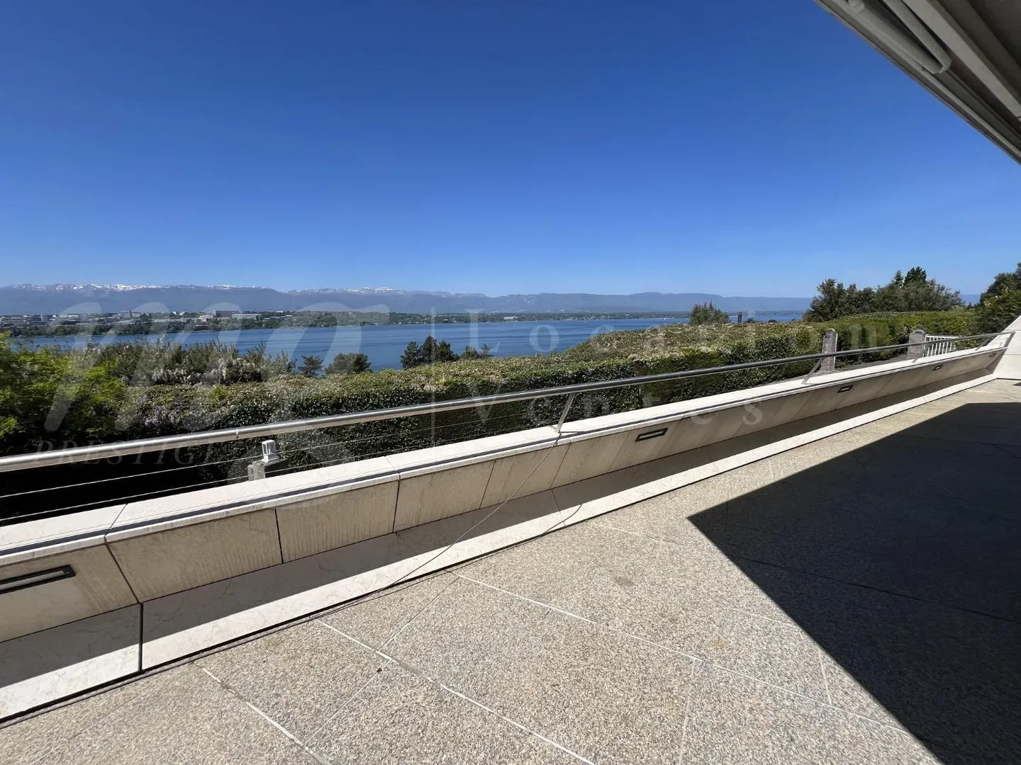 180° PANORAMIC VIEW OF THE LAKE - MODERN HOUSE OF 400 m2 - SWIMMING POOL - ELEVATOR - Photo 4 of 8