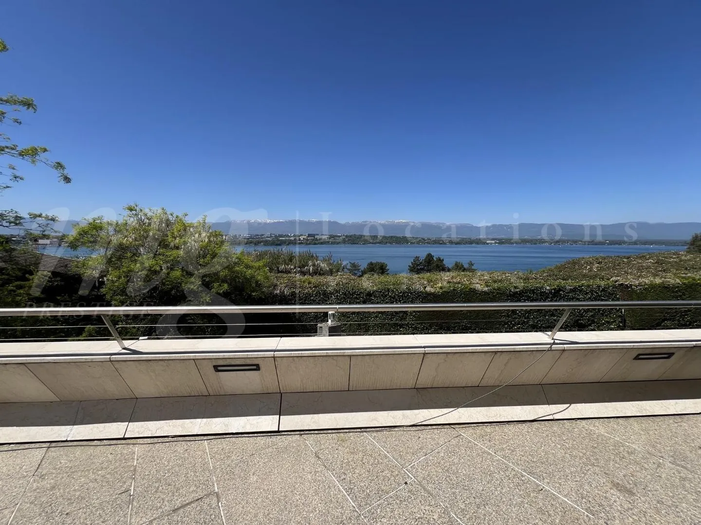 180° PANORAMABLICK AUF DEN SEE - MODERNES HAUS MIT 400 m2 - SCHWIMMBAD - AUFZUG - Foto 7 von 10