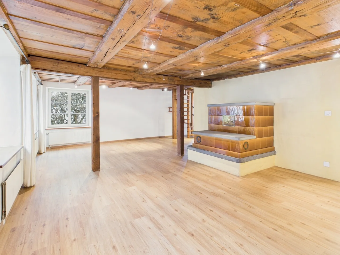 Historisches 8.5-Zimmer-Bauernhaus mit Charme, Pferdestall und grossem Garten in Attiswil - Foto 1 von 13