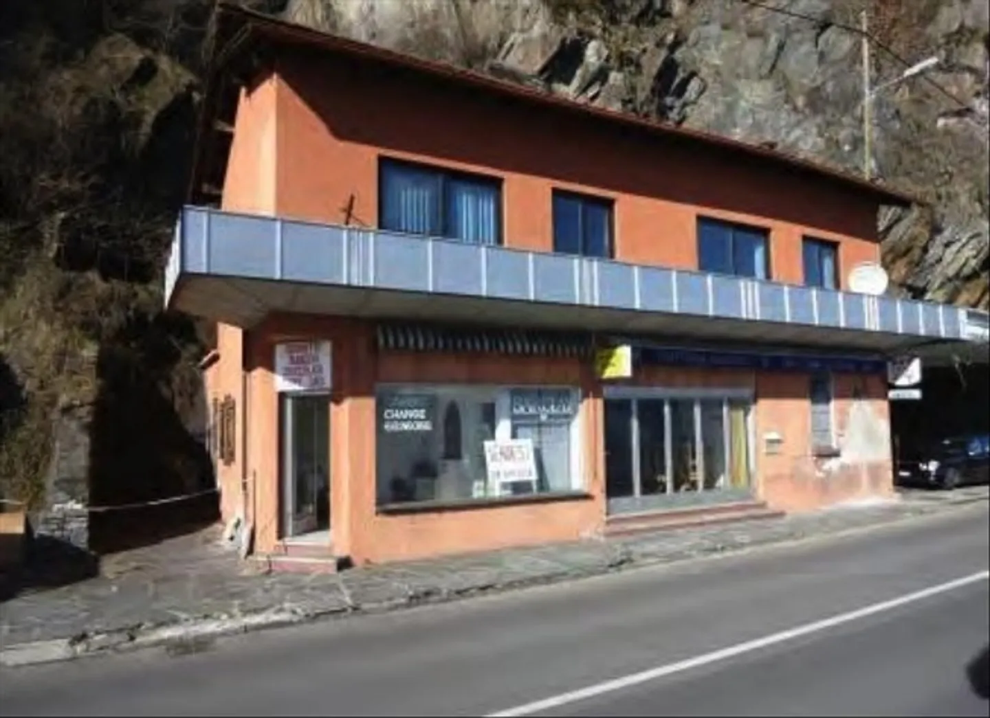 House 50 m from the border with various usage possibilities - Photo 1 of 10