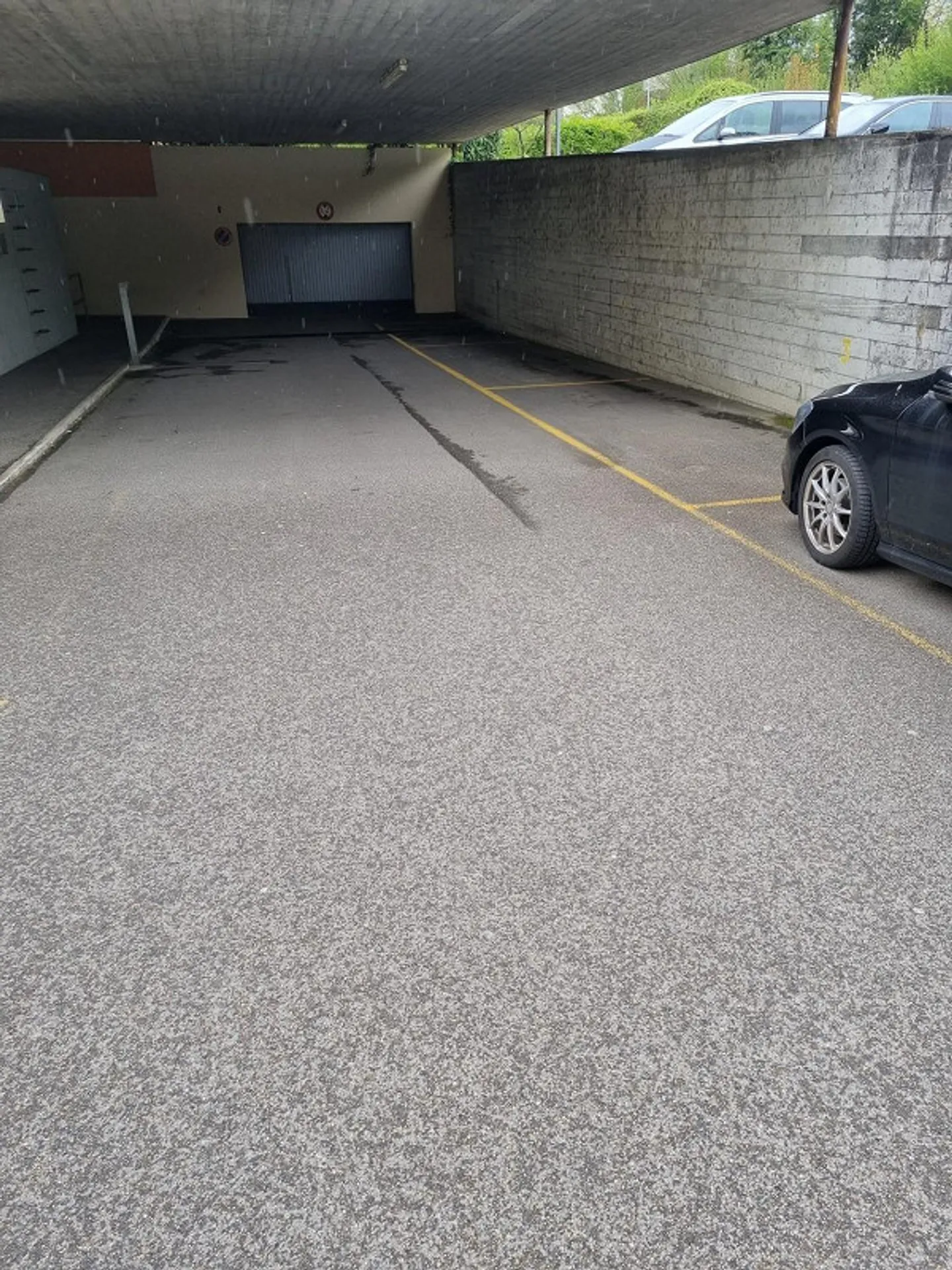 Place de parking dans le garage souterrain - Photo 2 sur 3