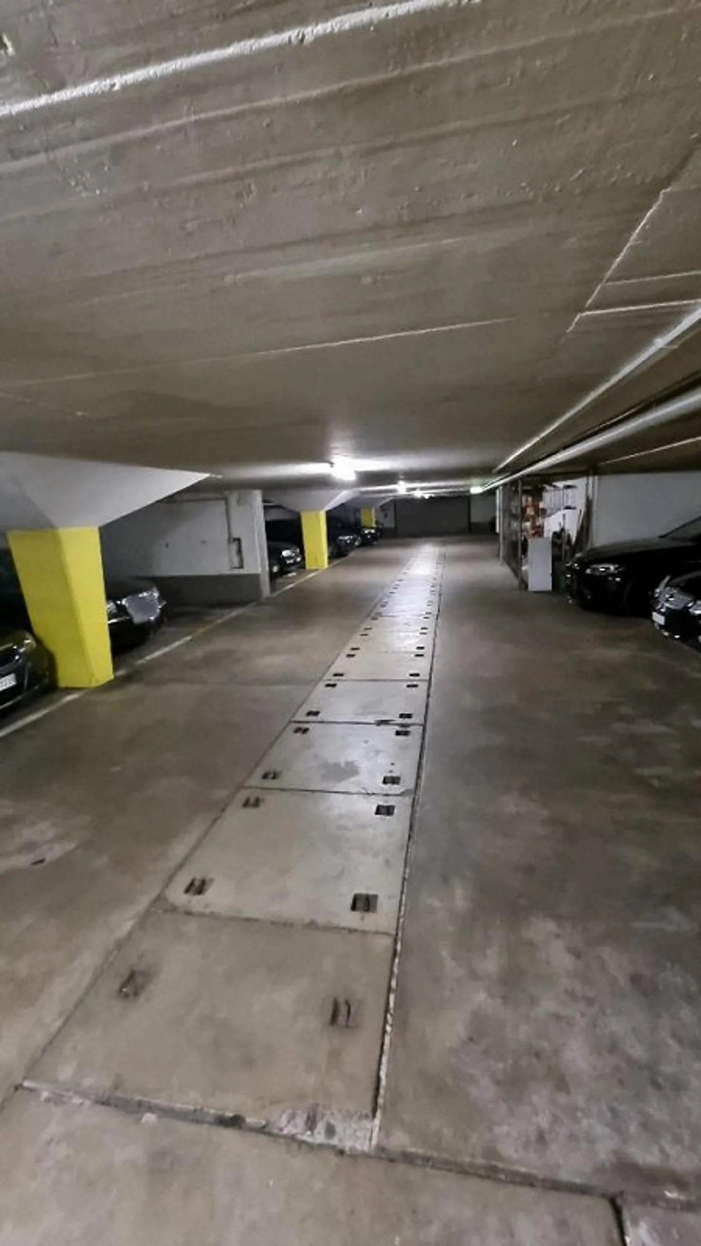 Place de parking dans le garage souterrain - Photo 3 sur 3