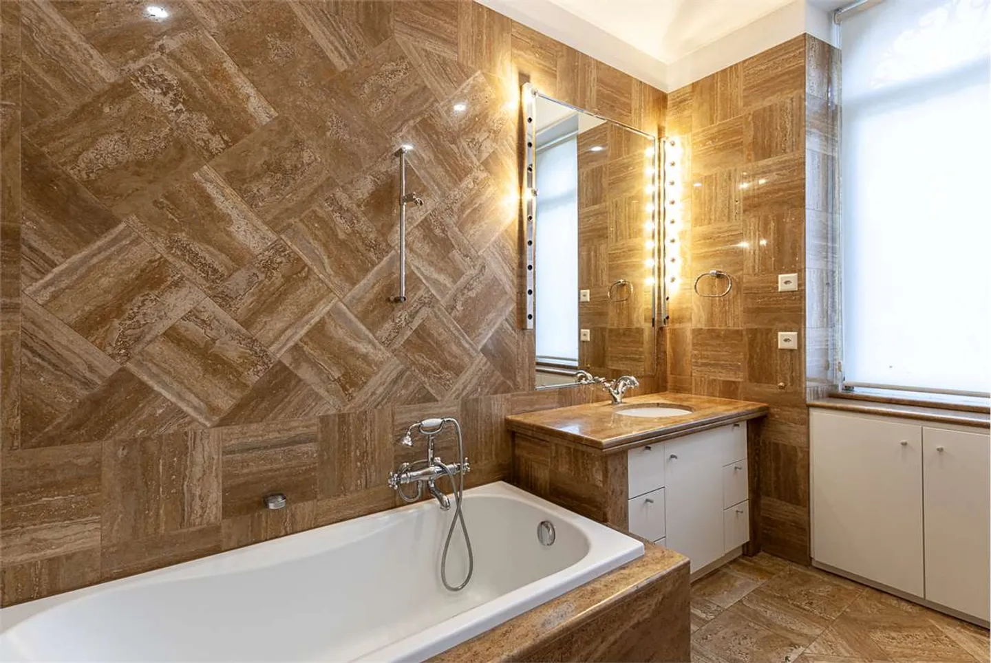 Wertvolle 4.5-Zimmer-Wohnung mit Seeblick in Lugano im Zentrum - Photo 4 of 4