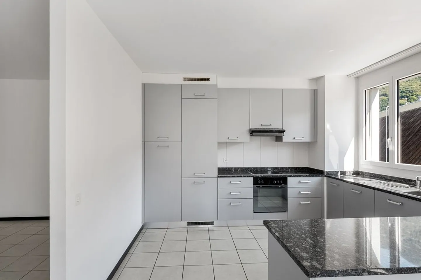 Geräumige 5.5 Zimmer in der Nähe des Zentrums von Bellinzona - Foto 2 von 11