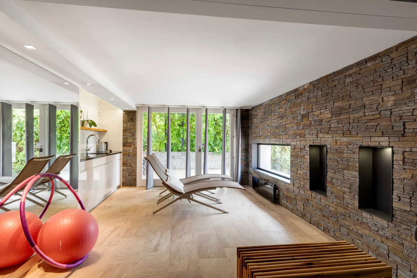 Exclusive Villa with Lake View - Photo 13 of 16