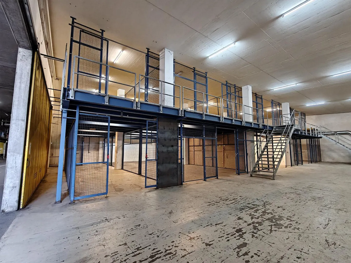 Magazzino in posizione centrale (762m2) direttamente all'uscita dell'autostrada Urdorf-Sud - Foto 2 di 9