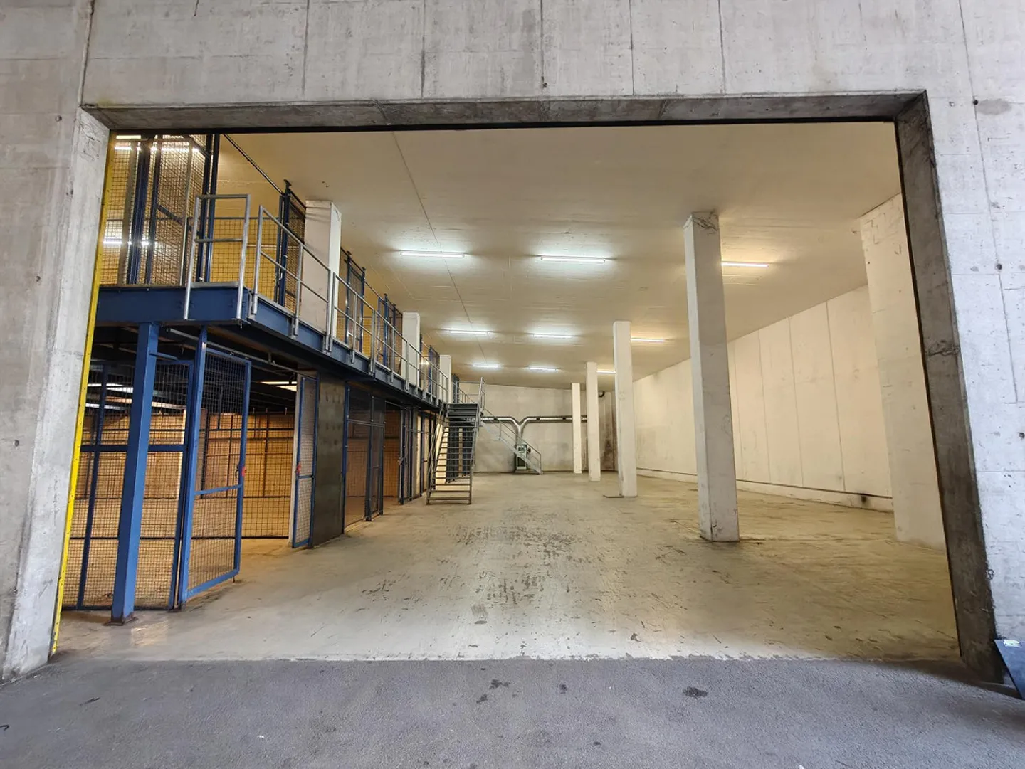 Magazzino in posizione centrale (762m2) direttamente all'uscita dell'autostrada Urdorf-Sud - Foto 1 di 9