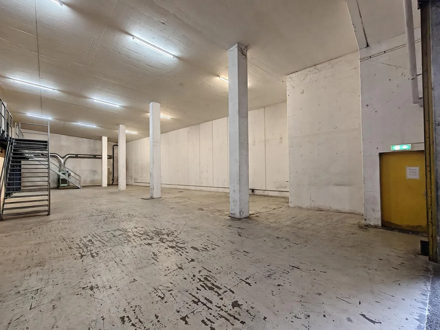 Magazzino in posizione centrale (762m2) direttamente all'uscita dell'autostrada Urdorf-Sud - Foto 3 di 9