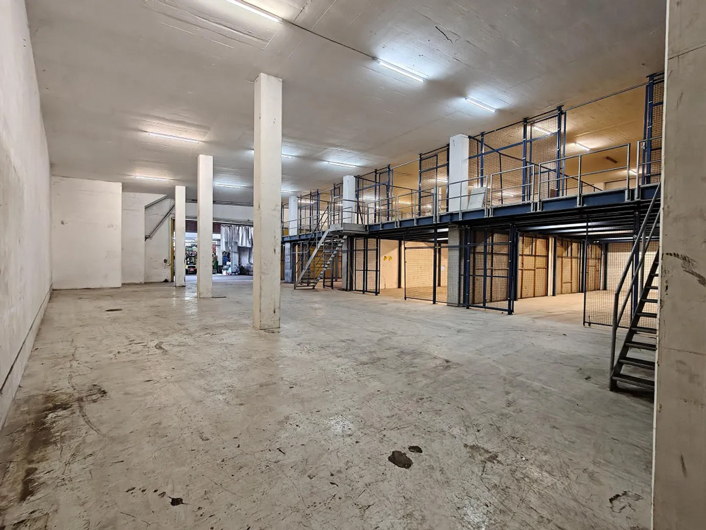 Magazzino in posizione centrale (762m2) direttamente all'uscita dell'autostrada Urdorf-Sud - Foto 4 di 9