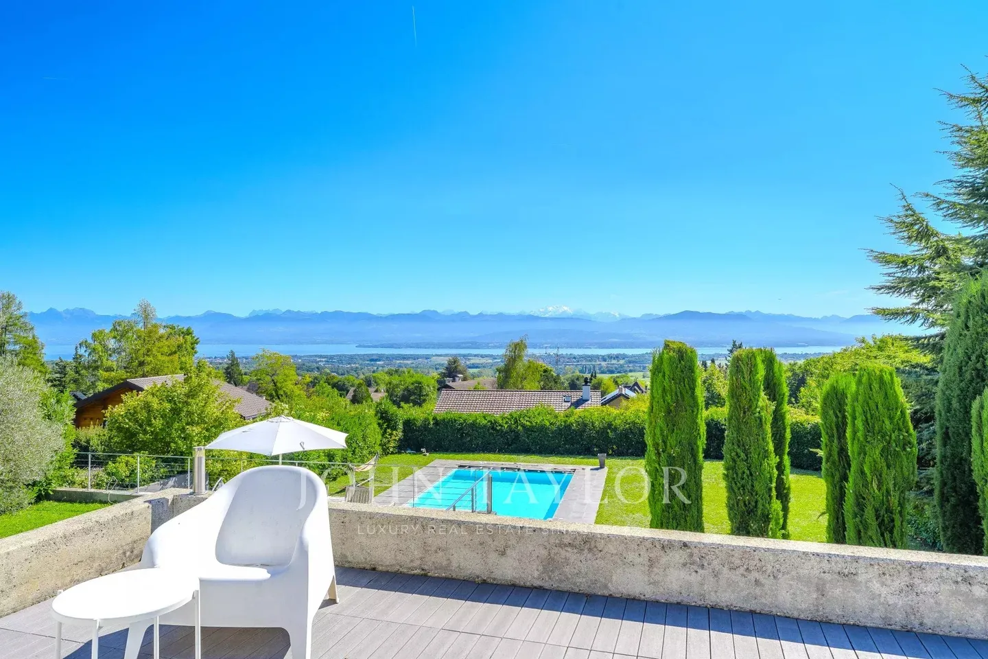 Villa with Dominant Location and Unique Panoramic View of the Lake and the Alps - Photo 6 of 17