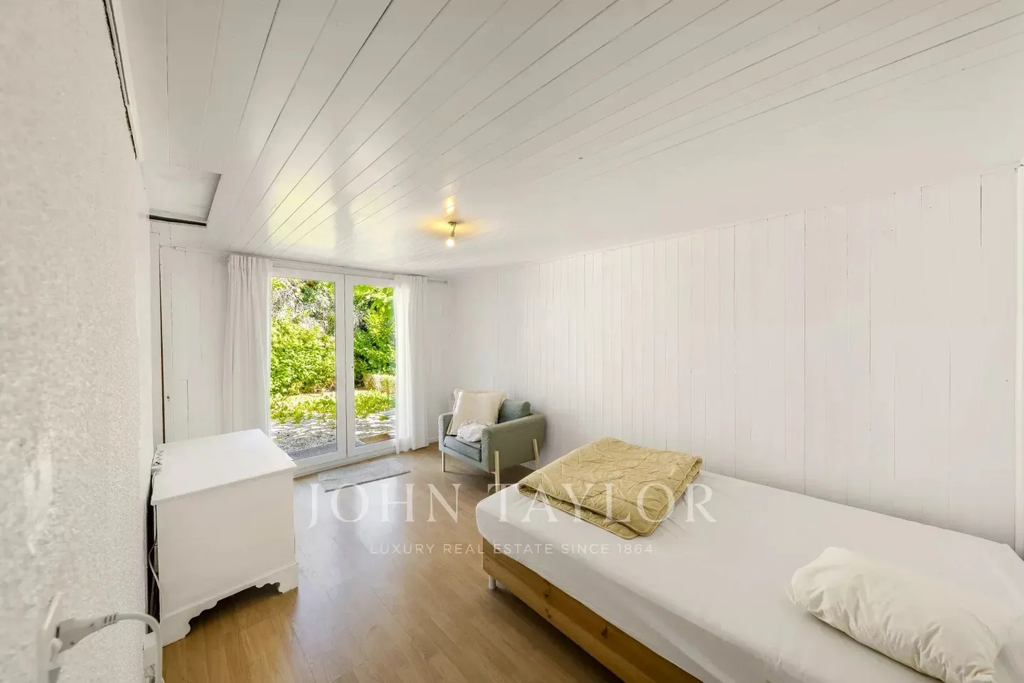 Villa with Dominant Location and Unique Panoramic View of the Lake and the Alps - Photo 16 of 17