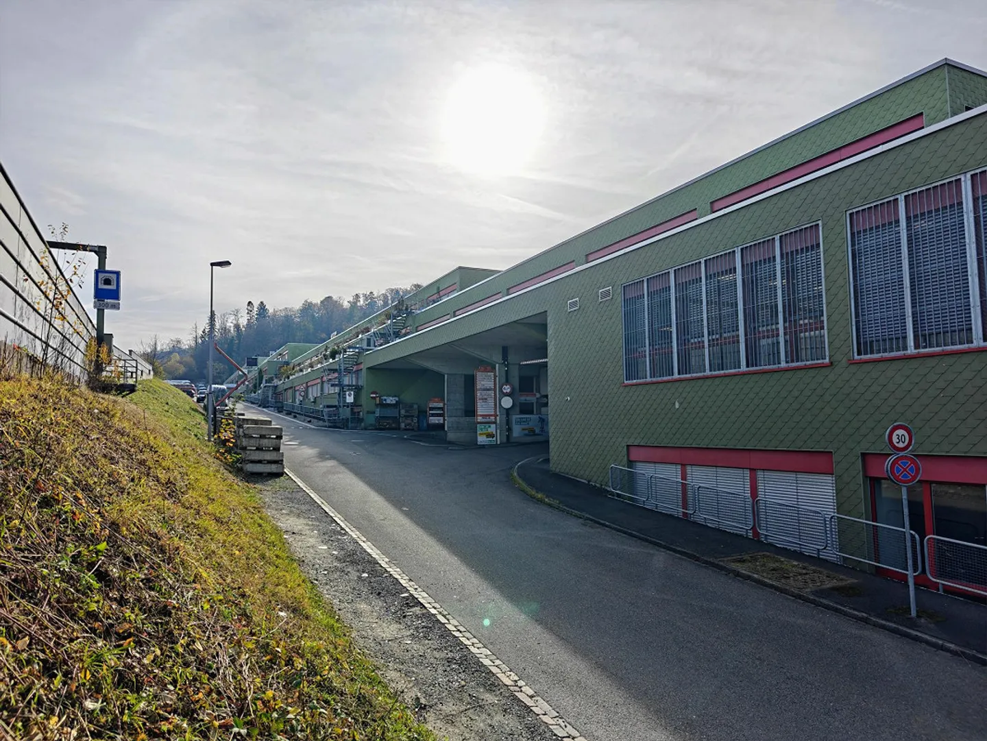 Magazzino in posizione centrale (762m2) direttamente all'uscita dell'autostrada Urdorf-Sud - Foto 8 di 9