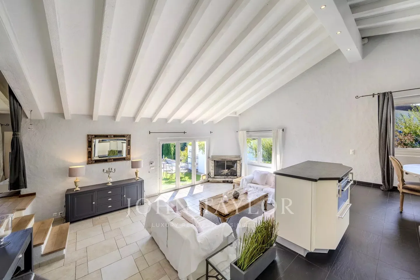 Villa with Dominant Location and Unique Panoramic View of the Lake and the Alps - Photo 9 of 17