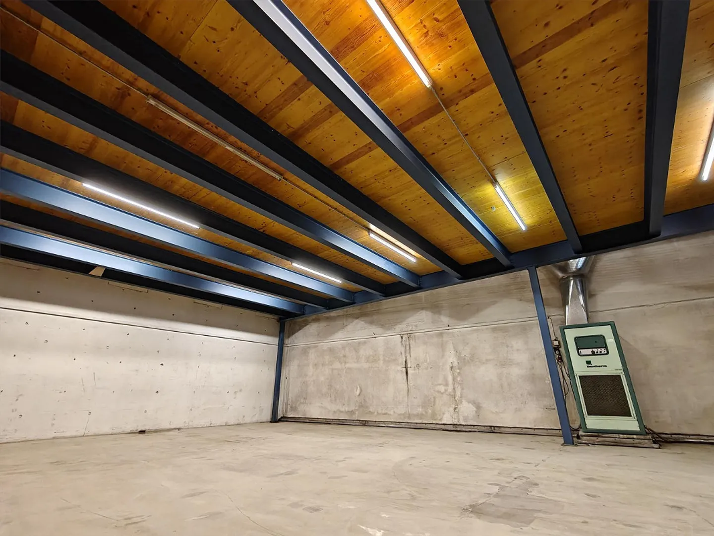 Magazzino in posizione centrale (762m2) direttamente all'uscita dell'autostrada Urdorf-Sud - Foto 6 di 9