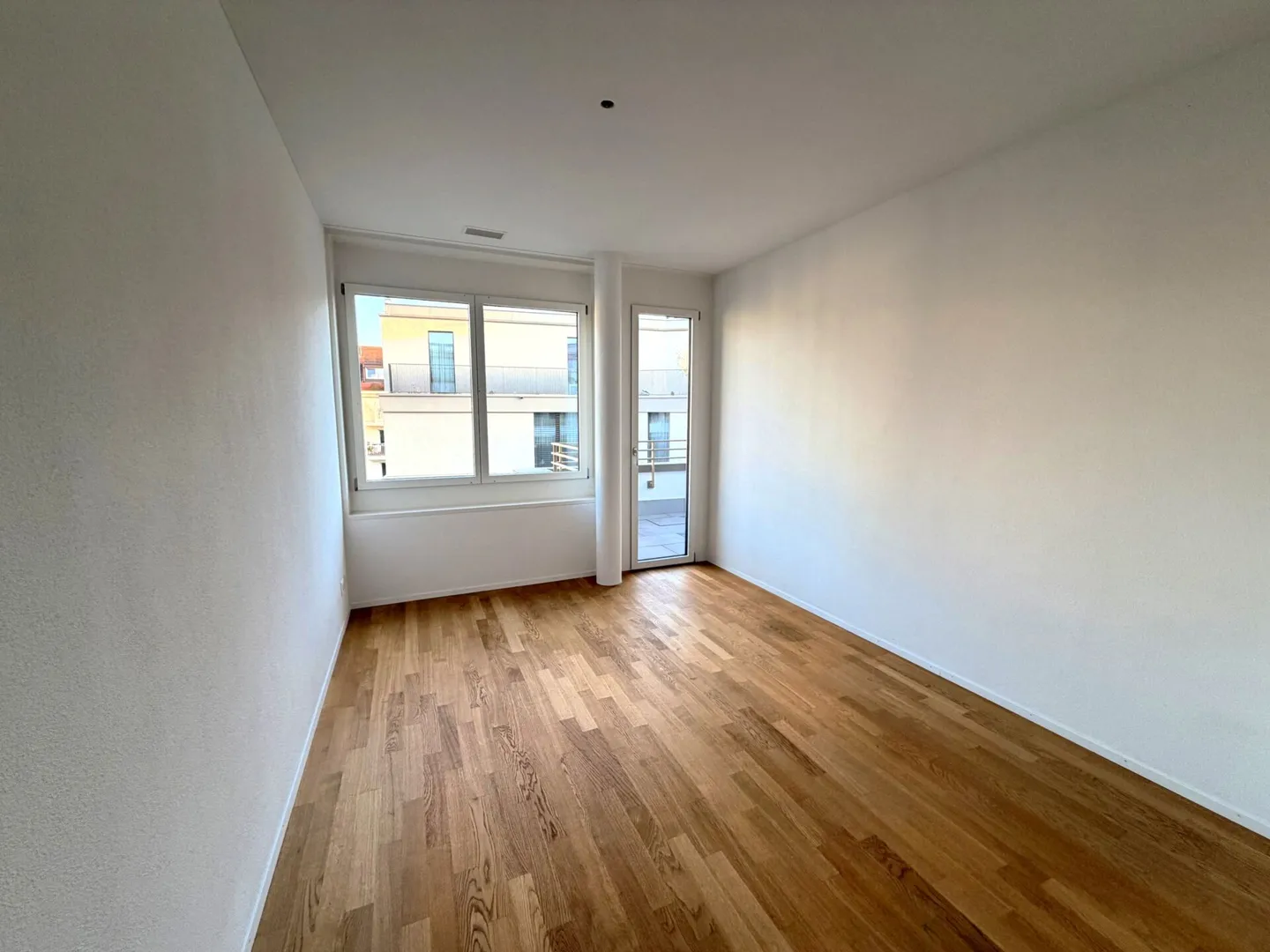 Modern, courtyard-facing 3.5-room apartment with balcony in the Iselin district - Photo 6 of 10