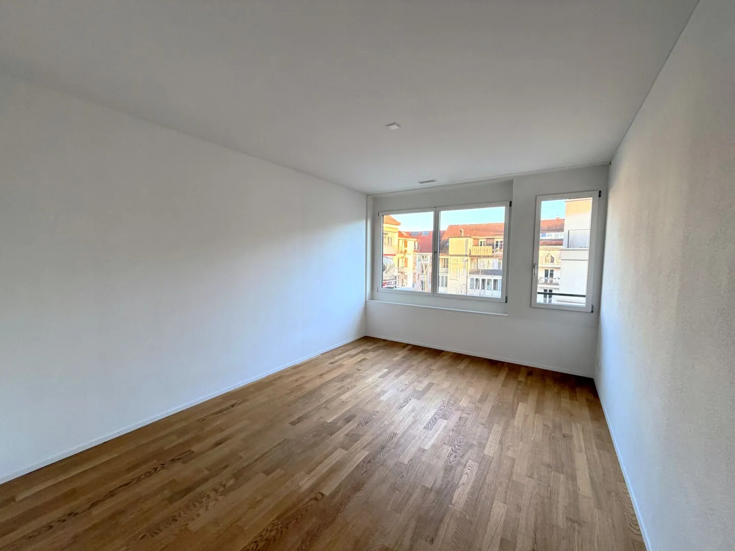 Modern, courtyard-facing 3.5-room apartment with balcony in the Iselin district - Photo 8 of 10