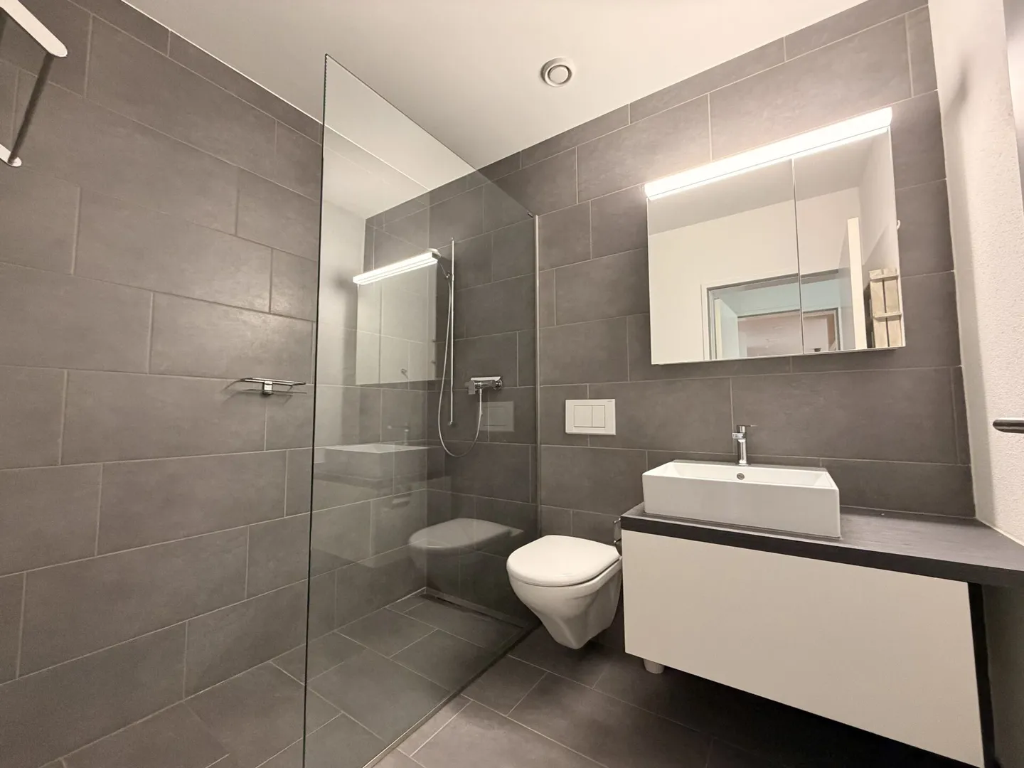 Modern, courtyard-facing 3.5-room apartment with balcony in the Iselin district - Photo 9 of 10