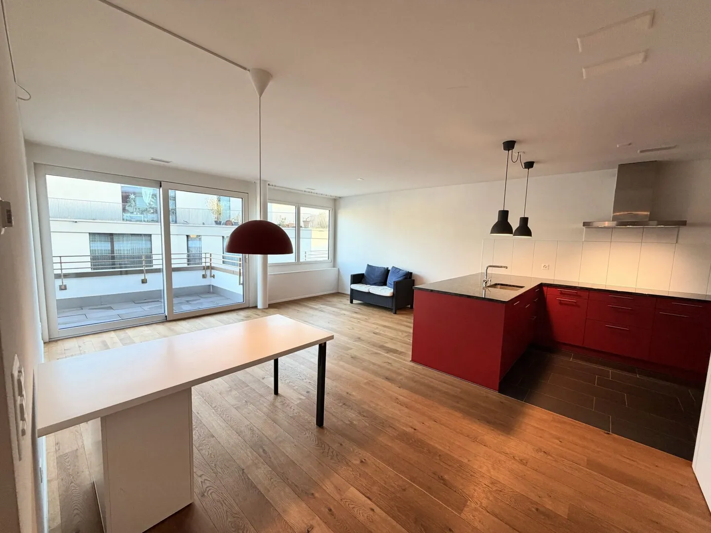 Modern, courtyard-facing 3.5-room apartment with balcony in the Iselin district - Photo 2 of 10