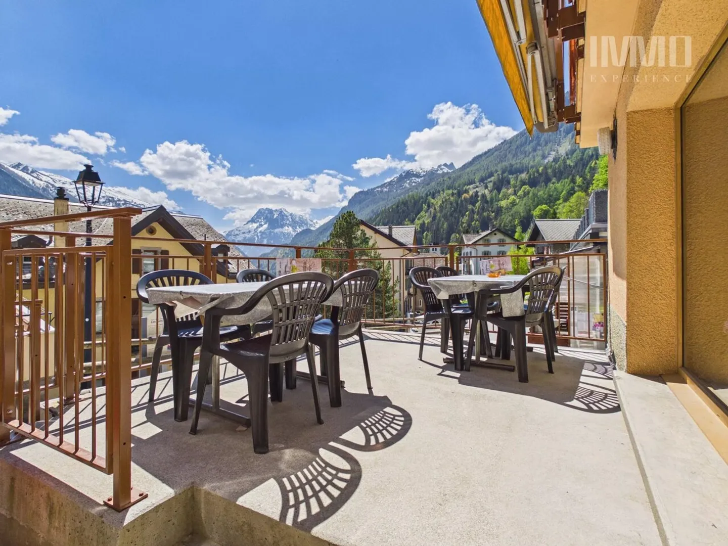 Building Café-Restaurant Le Central and apartment - Photo 3 of 13