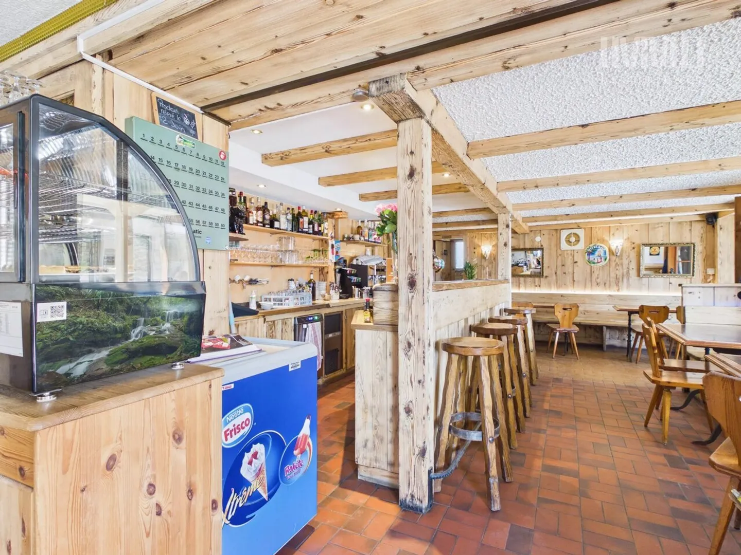Building Café-Restaurant Le Central and apartment - Photo 7 of 13