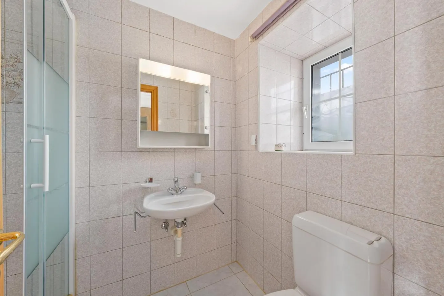 Charming Family Villa in Gilly - Photo 7 of 9