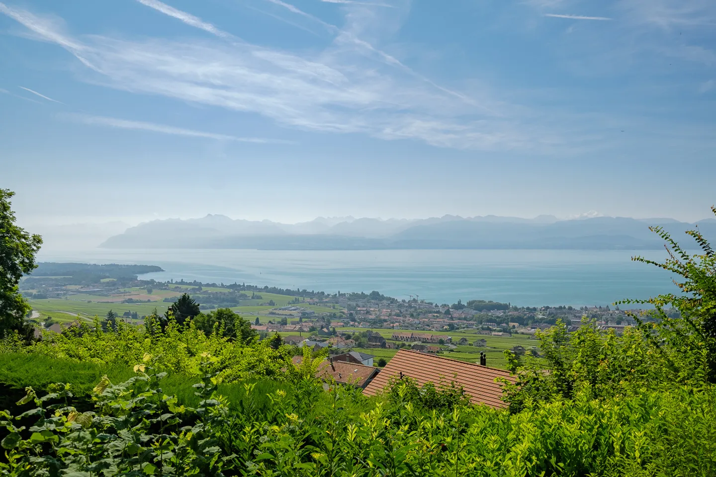 Propriété rénovée, piscine et vue lac panoramique, Mont-sur-Rolle - Photo 2 sur 18