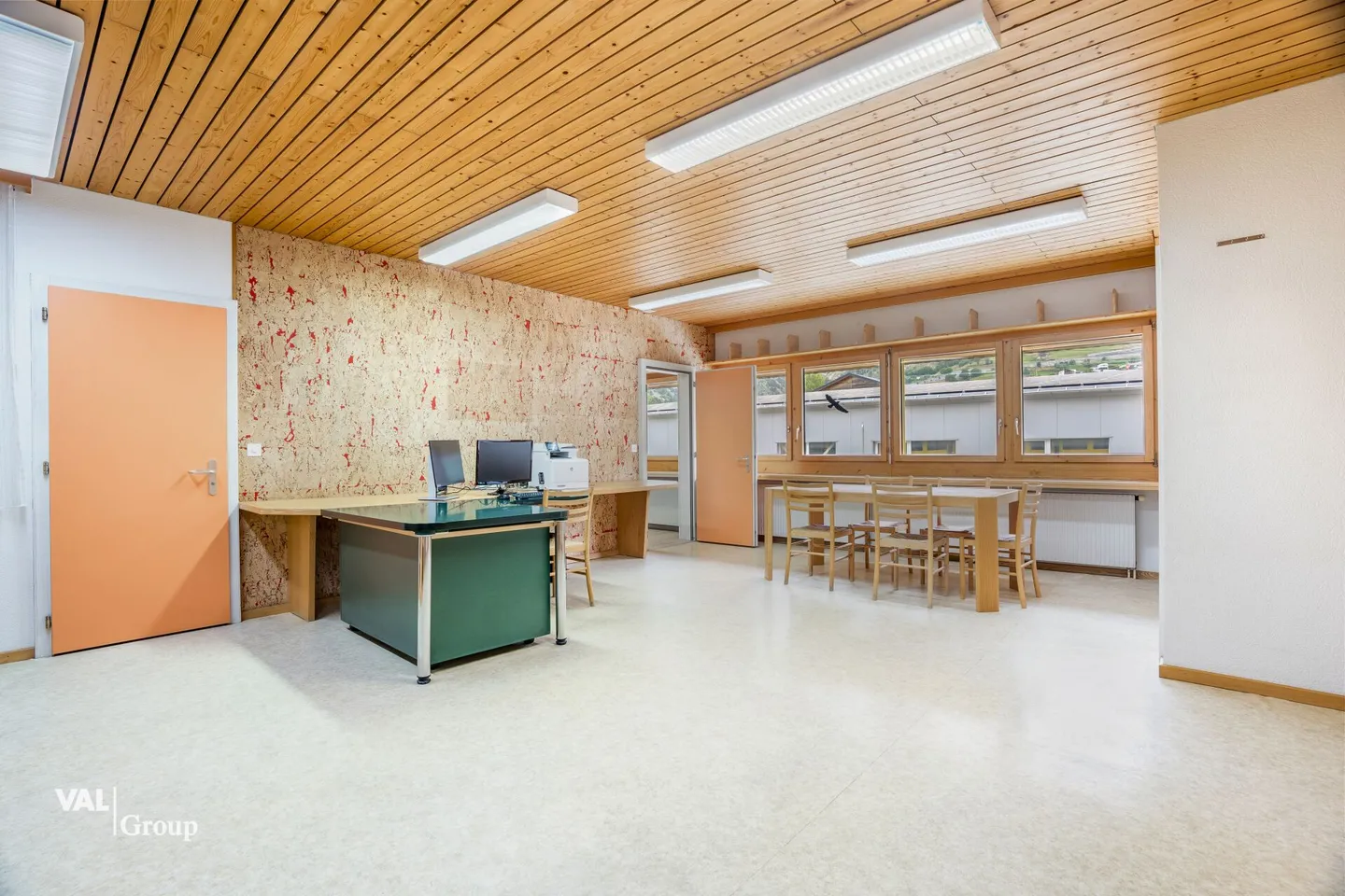 Production and storage hall with diverse usage possibilities in optimal location - Photo 5 of 13