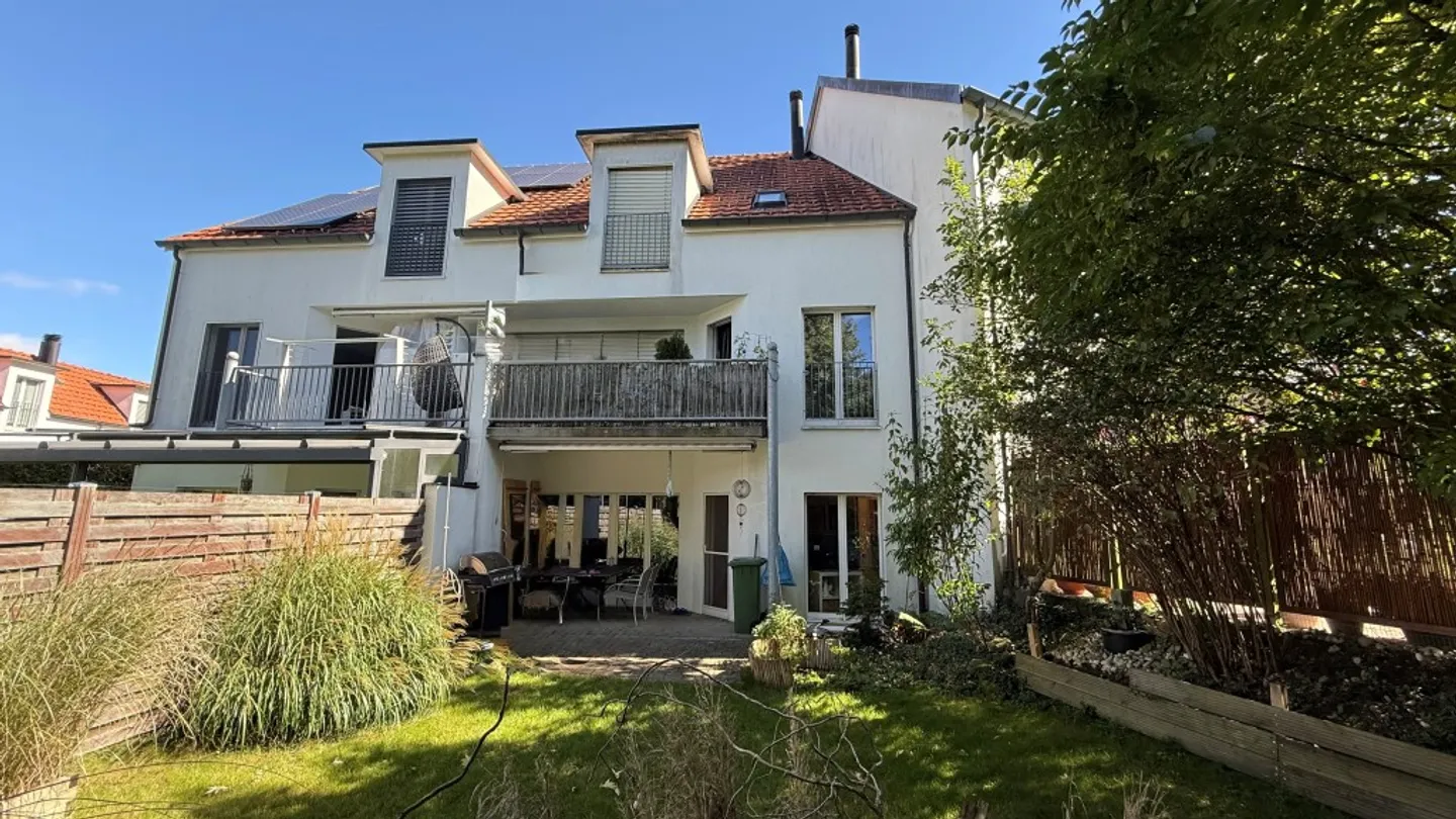 Casa a schiera di 6,5 stanze con giardino idilliaco - Foto 1 di 11