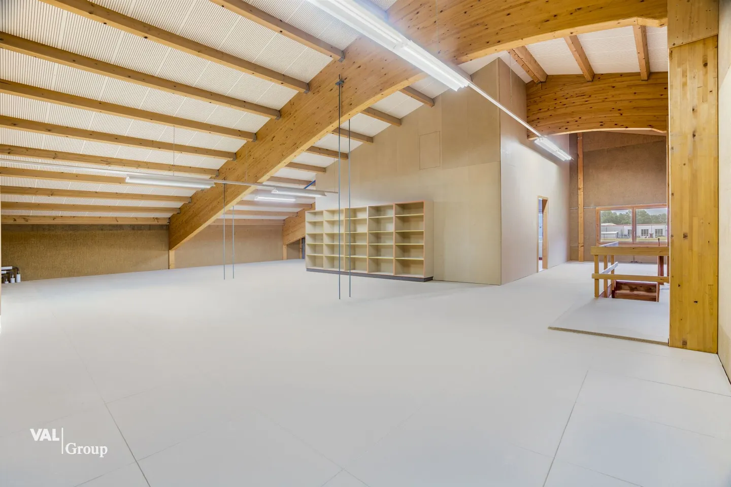 Production and storage hall with diverse usage possibilities in optimal location - Photo 10 of 13