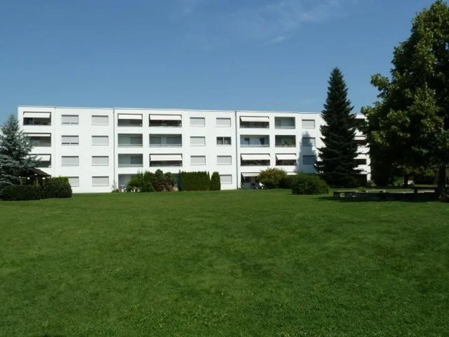 Belle appartement de 3 pièces dans un emplacement verdoyant - Photo 1 sur 7