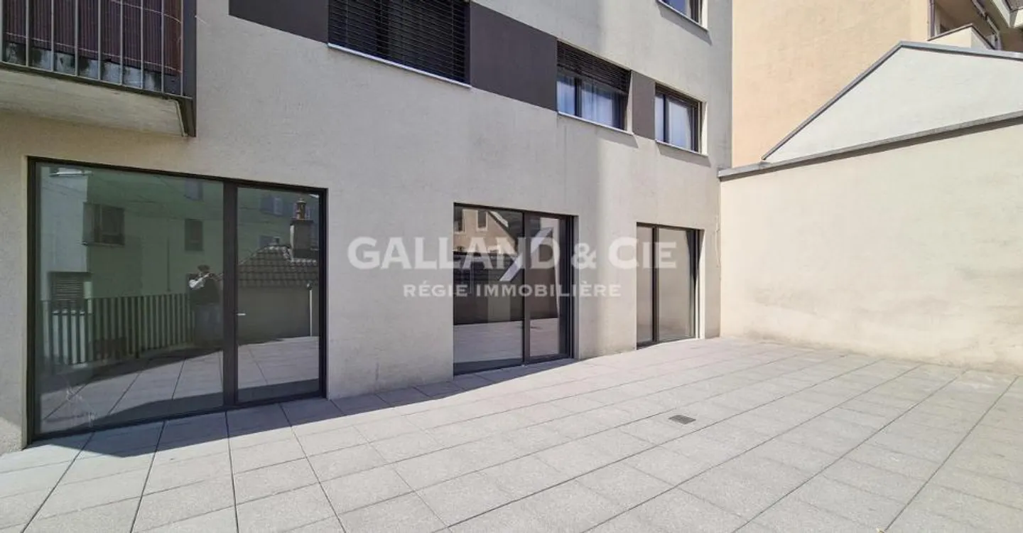 Large commercial space of 150 m² with windows and terrace - Photo 4 of 8