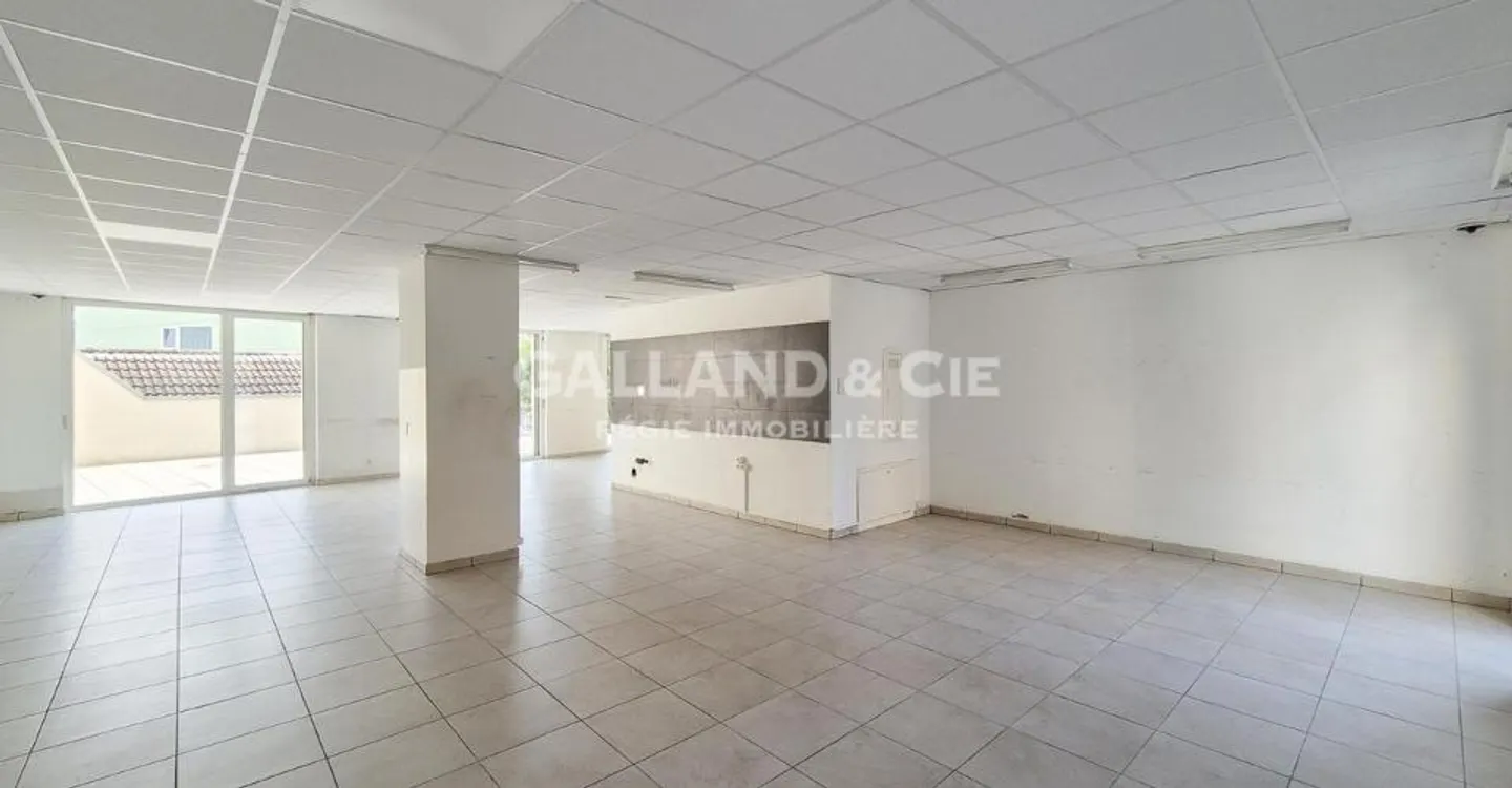 Large commercial space of 150 m² with windows and terrace - Photo 5 of 8