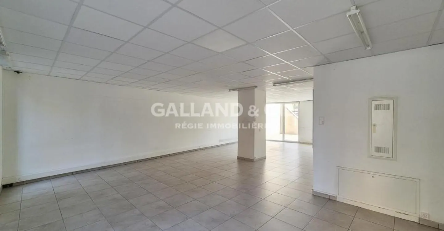 Large commercial space of 150 m² with windows and terrace - Photo 6 of 8