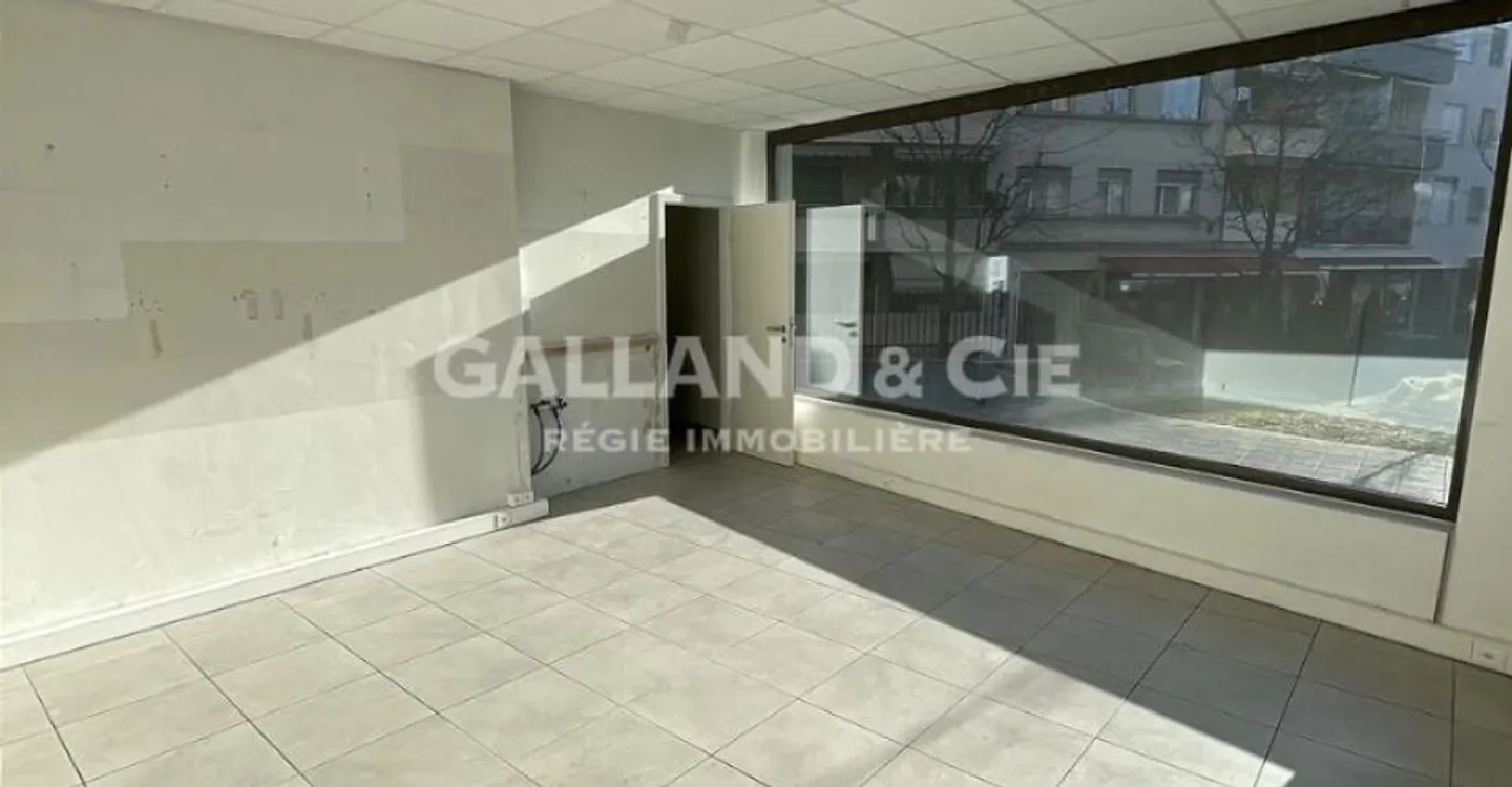 Large commercial space of 150 m² with windows and terrace - Photo 8 of 8