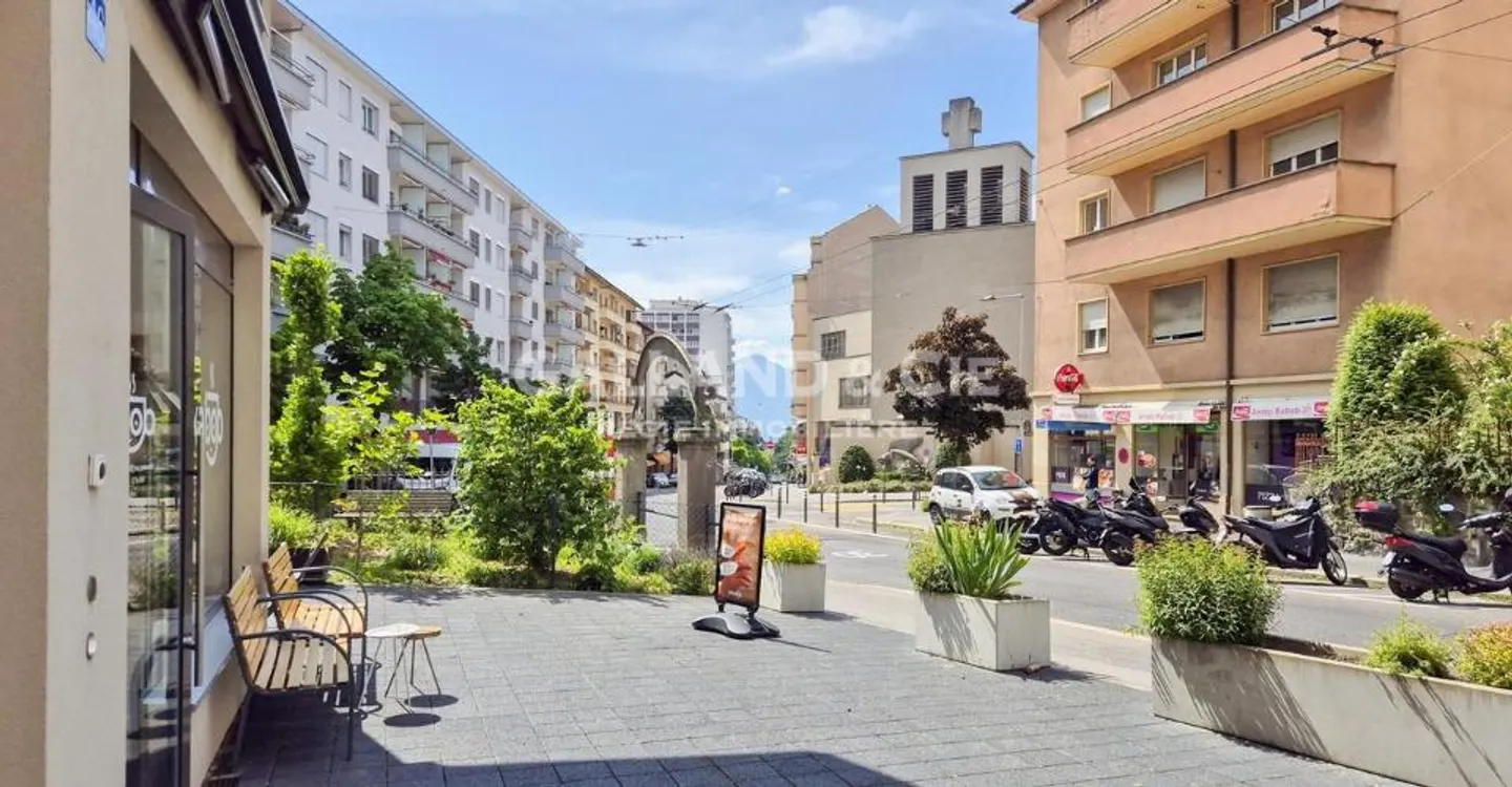 Large commercial space of 150 m² with windows and terrace - Photo 1 of 8