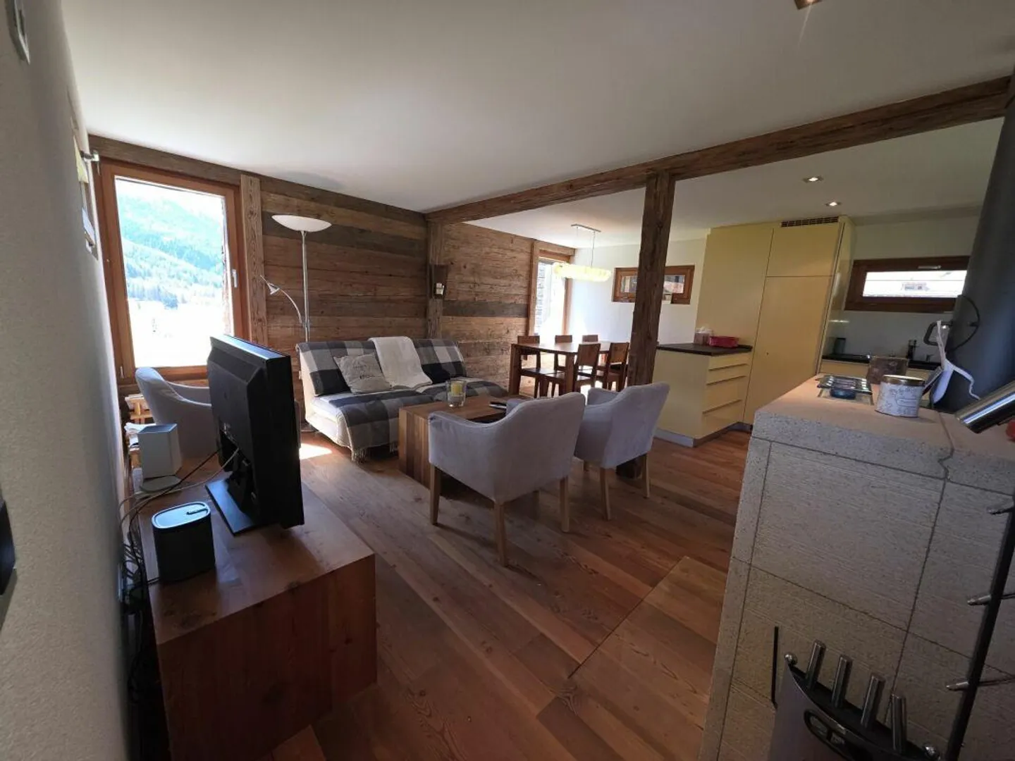 4 Rooms - Stable in a Great Location with Surroundings - Photo 4 of 14